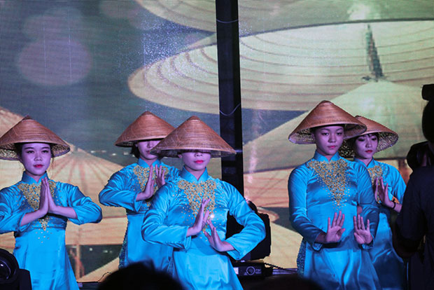 Vũ đoàn Sắc Việt với tiết mục múa Tình nón tại đêm nhạc “Đời còn yêu thương”. 		                    Ảnh: H.THU 