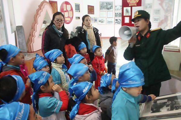 Các em học sinh đến tham quan Bảo tàng Khu V - Đà Nẵng