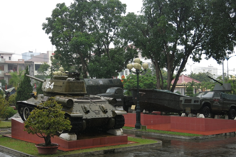 Khu trưng bày ngoài trời trưng bày các loại vũ khí có thể khối lớn như: máy bay, xe tăng, xe bọc thép