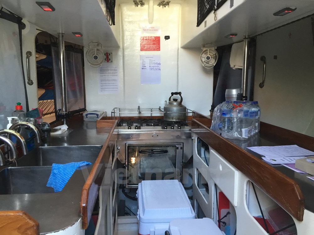 Căn bếp nhỏ dưới khoang thuyền dành cho 20 thủy thủ. 