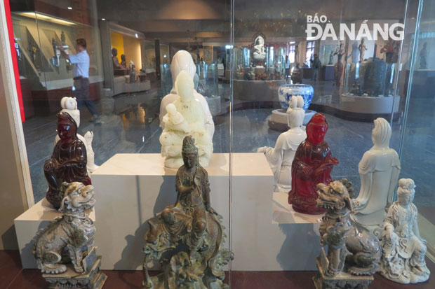 Nhóm hiện vật mang hình tượng Phật Bà Quán Thế Âm. Tượng màu trắng trên cùng là tượng bạch ngọc Quan Thế Âm tống tử tạc hình Phật Bà đang bế một trẻ nhỏ trên tay, được đánh giá là rất quý.
