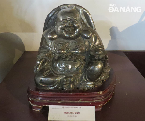 Bức tượng Phật Di Lặc có kích thước nhỏ, chưa xác định bằng chất liệu quặng kim loại gì nhưng rất nặng.