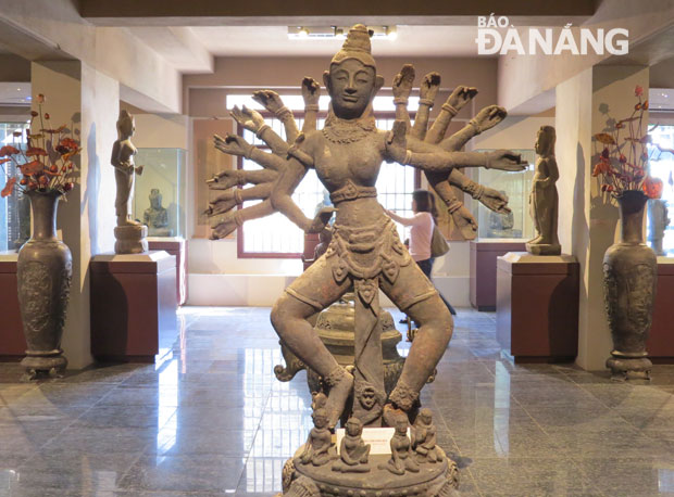 Tượng thần Shiva múa bằng chất liệu sắt