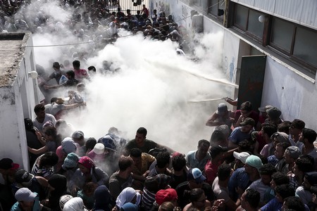 Cảnh sát đang cố gắng giải tán hàng trăm người tị nạn bằng cách phun bọt chữa cháy tại đảo Kos, Hy Lạp.