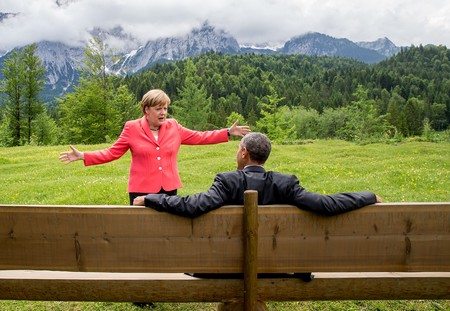 Thủ tướng Đức Angela Merkel nói chuyện với Tổng thống Mỹ Barack Obama tại khu nghĩ dưỡng Elmau (Đức). Hai nhà lãnh đạo quyền lực nhất thế giới này có mối quan hệ khá căng thẳng trong thời gian qua, đặc biệt sau bê bối nghe lén điện thoại của thủ tướng Đức do tình báo Mỹ thực hiện bị phát giác.