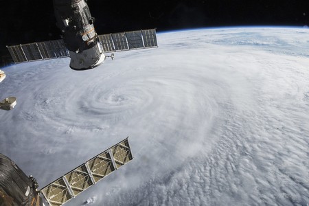 Hình ảnh một cơn bão được chụp từ Trạm vũ trụ quốc tế ISS.