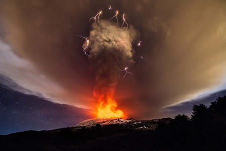 Khung cảnh như ngày tận thế trong phim khi những tia sét xuất hiện cùng với dung nham tuôn trào khi núi lửa Etna (Ý) phun trào.
