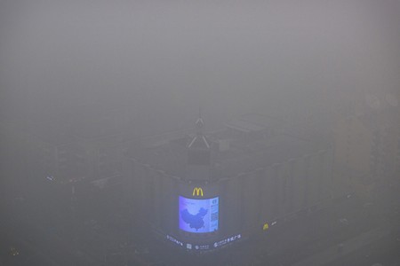 Khói bụi do ô nhiễm môi trường bao phủ lên toàn thủ đô Bắc Kinh ngày 1/12 vừa qua. Chính quyền thành phố đã phải ban lệnh cho học sinh toàn thành phố nghỉ học khi mức độ ô nhiễm của thành phố cao hơn 35 lần mức độ an toàn.
