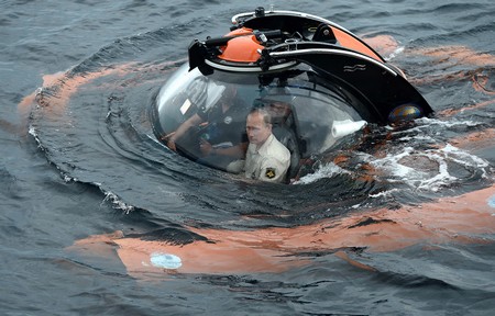 Tổng thống Nga Vadimir Putin ngồi trên một chiến tàu lặn thám hiểm chuẩn bị lặn xuống biển Đen gần bờ biển Sevastopol (Crimea).
