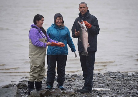 Tổng thống Mỹ Barack Obama gặp gỡ các ngư dân địa phương trong chuyến thăm đến Alaska hồi đầu tháng 9.