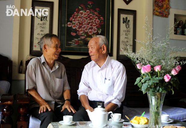 Hai ông Lê Minh Xuân (phải) và Nguyễn Hạ cùng chung một ý tưởng: Khuyên những người cao tuổi có điều kiện nên vào Trung tâm dưỡng lão. Ảnh: V.T.L