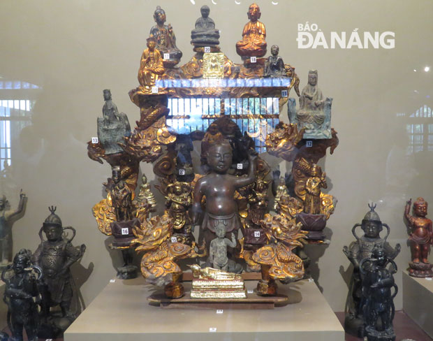 Tòa cửu long - biểu tượng nghệ thuật trong văn hóa Phật giáo - bao gồm một nhóm tượng được gắn kết với nhau, trong đó có hai tượng rồng uốn lượn xung quanh Đức Phật Thích Ca.