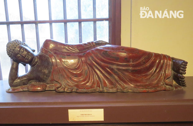 Tượng Phật thích ca niết bàn làm từ chất liệu gỗ, có niên đại cuối thế kỷ XIX – đầu thế kỷ XX