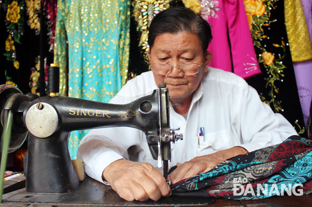 Ở tuổi 73, ông Nguyễn Thành Long chủ tiệm may áo dài Nam Việt trên đường Lê Duẩn vẫn cần mẫn với công việc của mình.Ảnh: T.Y