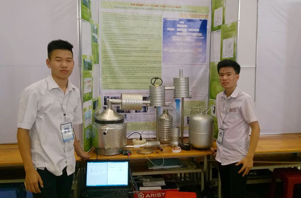 Nguyễn Phạm Gia Bảo và Hà Anh Sơn bên mô hình xử lý khí thải. 