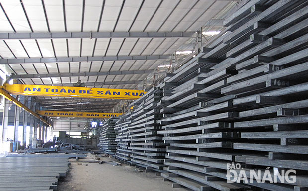 Những sản phẩm phôi thép của Công ty CP Thép Dana Ý đang chờ xuất khẩu.