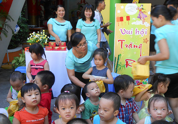 Cán bộ, giáo viên Trường mầm non Hoa Phượng Đỏ thăm, tặng quà trẻ em nghèo.