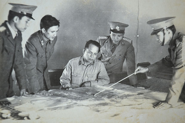 Thiếu tướng Nguyễn Chơn (giữa), Tư lệnh Quân khu 5 kiểm tra phương án tác chiến của Trung đoàn 1, Sư đoàn 2 đánh địch C84 năm 1983.  Ảnh: XUÂN QUANG