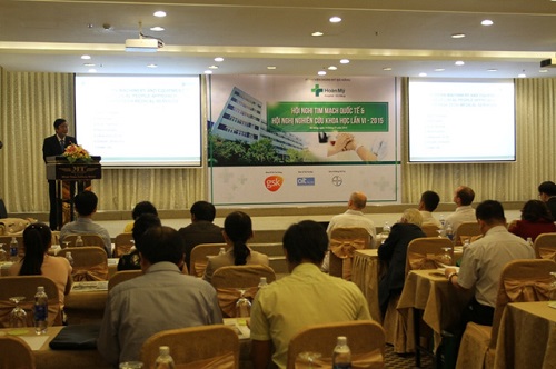 A presentation to conference delegates (Source: http://giadinh.net.vn)