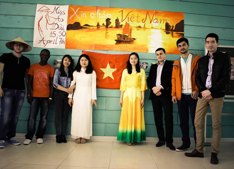 Hai nữ sinh Việt Nam trong trang phục áo dài chụp ảnh cùng các bạn học tại Đại học ADA.