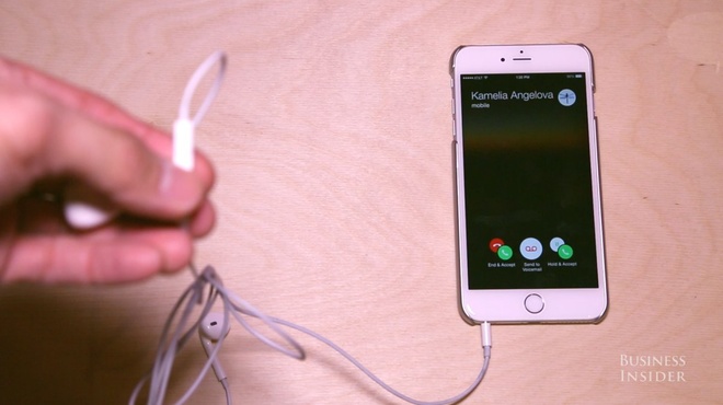 Tin đồn gây tranh cãi nhất về iPhone 7 là việc Apple sẽ lược bỏ cổng tai nghe tiêu chuẩn 3,5 mm. Điều này sẽ dẫn đễn việc hãng sẽ đồng thời ra mắt một tai nghe mới tương thích để cắm trực tiếp vào cổng lightning hoặc một cổng mới trên iPhone.