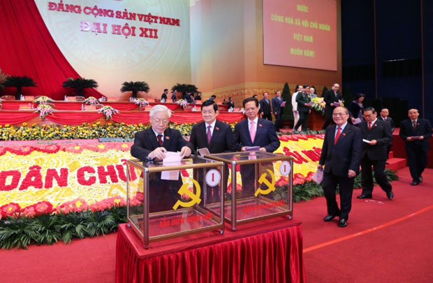 Các đồng chí lãnh đạo Đảng, Nhà nước và đại biểu bỏ phiếu bầu Ban Chấp hành Trung ương Đảng khóa XII. Ảnh: TTXVN