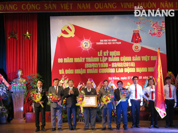 Thừa ủy nhiệm của Chủ tịch nước, Phó Chủ tịch UBND thành phố Đà Nẵng Nguyễn Ngọc Tuấn trao tặng Huân chương Lao động hạng nhất cho tập thể Trường ĐH Sư phạm. 	