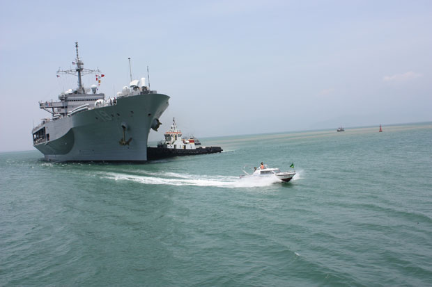 Biên phòng Cửa khẩu cảng Đà Nẵng bảo vệ an toàn cho các tàu quân sự nước ngoài đến cảng Đà Nẵng. 				          Ảnh: Bá Vĩnh