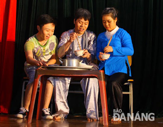 Một cảnh trong tiết mục Biển gọi do học sinh lớp 11B1 Trường THPT chuyên Lê Quý Đôn Đà Nẵng biểu diễn.