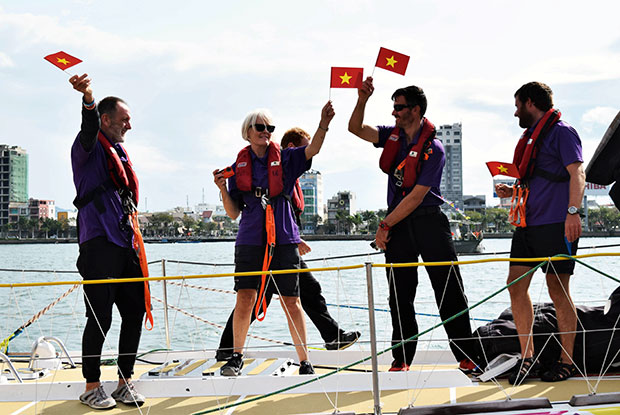 Những lá quốc kỳ Việt Nam được vẫy chào bởi các thủy thủ quốc tế cùng với những tiếng hô vang: “Xin chào Đà Nẵng. Xin chào Việt Nam!”.