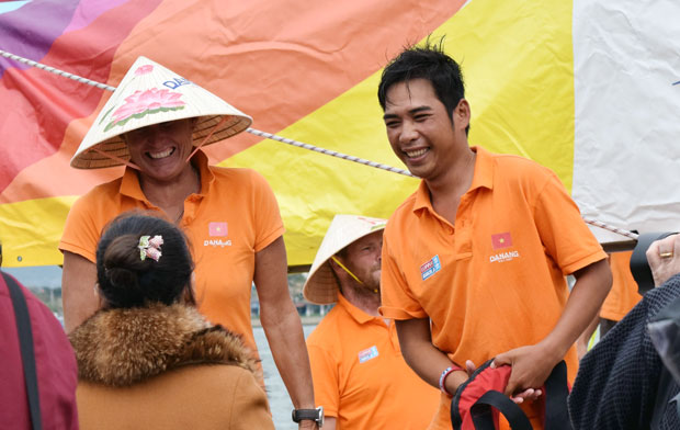 Nụ cười rạng rỡ của thủy thủ Nguyễn Trần Minh An, cư dân Đà Nẵng và là người Việt Nam duy nhất trong hành trình của Clipper 2015-2016, ngay khi đặt chân trở lại mảnh đất quê hương.
