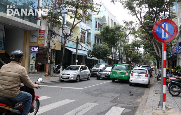 Mặc dù biển báo đã lắp đặt xong vài ngày nhưng nhiều xe ô-tô con vẫn đậu đỗ vi phạm cấm đỗ xe ngày chẵn tại đường Trần Quốc Toản vào sáng 24-2 khiến các phương tiện lưu thông khó khăn.