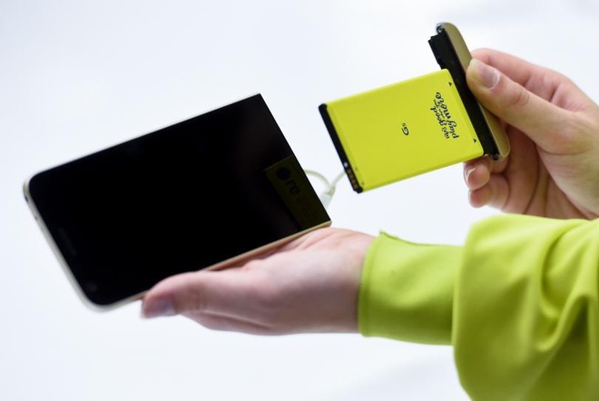 LG G5 mang đến làn gió mới cho thị trường điện thoại thông minh khi sở hữu khả năng thay thế các mô-đun độc đáo. Chỉ cần bấm chốt, rút vỏ mà không cần tắt nguồn, người dùng có thể bổ sung bộ xử lý âm thanh cao cấp, tăng dung lượng hay thêm báng cầm chụp ảnh cho điện thoại.