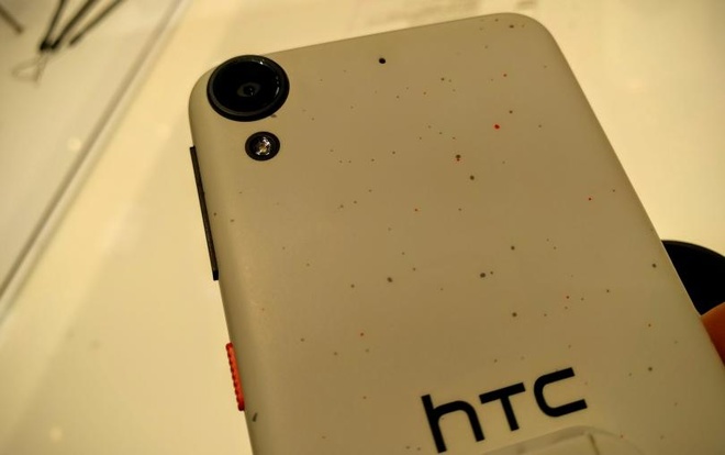 Chưa tung ra model mới của dòng cao cấp One, nhưng HTC vẫn có hai model giá rẻ góp mặt tại MWC 2016 là Desire 530 và Desire 630. Cả hai máy gần như giống hệt nhau về kiểu dáng bên ngoài và chỉ khác biệt về phần cứng chip xử lý, RAM. HTC nhấn mạnh sự trẻ trung khi thiết kế các phím vật lý có các màu sắc sặc sỡ trong khi mặt lưng cũng trang trí bằng nhiều chấm màu nhỏ. 