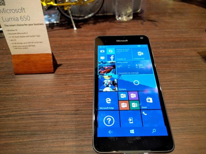 Lumia 650 chạy Windows 10 giá rẻ 200 USD có độ dày chỉ 6,9 mm, tương đương iPhone 6, 6s và Galaxy S6 nhưng mỏng hơn nhiều so với Lumia 850. Máy có bộ khung bằng kim loại và sử dụng cổng kết nối chuẩn USB Type-C. 