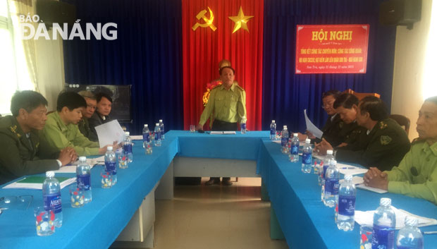 Lãnh đạo Chi cục kiểm lâm thành phố Đà Nẵng họp, công bố quyết định tạm đình chỉ công tác 5 lãnh đạo và nhân viên Hạt kiểm lâm liên quận Sơn Trà-Ngũ Hành Sơn sáng 1-3.
