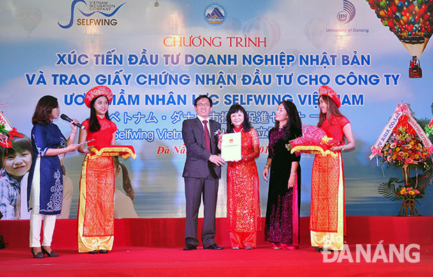 Trao Giấy chứng nhận đầu tư cho Công ty TNHH Ươm mầm nhân lực SELFWING Việt Nam.
