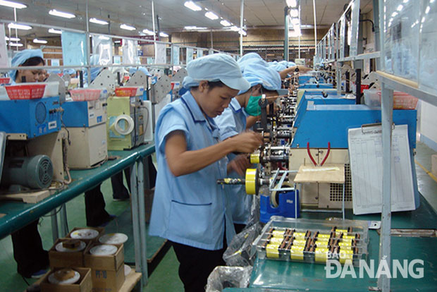 Sản xuất linh kiện điện tử ở Chi nhánh Công ty TNHH T.T.T.I. Đà Nẵng.Ảnh: Thành Lân