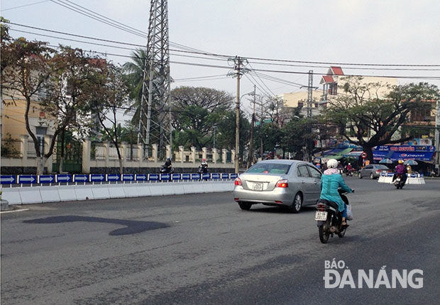 Dải phân cách mềm được lắp đặt trên đường Duy Tân đã chấm dứt được tình trạng đi “nhầm” làn đường như trước đây.