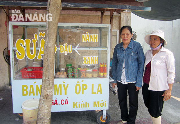 Hỗ trợ tiền mua xe bán bánh mì cho bà Võ Thị Châu.