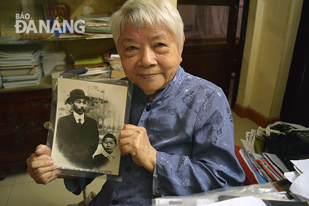 Bà Lê Thị Kinh và bức ảnh sao lưu chụp ông ngoại Phan Châu Trinh và cậu là ông Phan Châu Dật.Ảnh: H.N