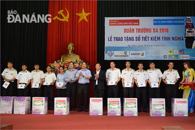 Lãnh đạo Petrolimex Đà Nẵng cùng lãnh đạo Báo Điện tử Đảng Cộng sản Việt Nam tặng quà.