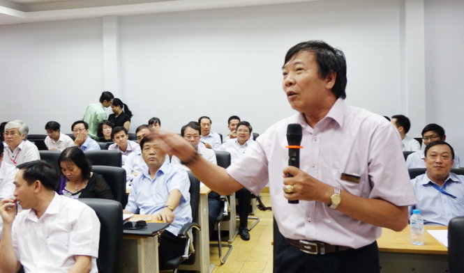 PGS.TS Nguyễn Kim Hồng - hiệu trưởng Trường ĐH Sư phạm TP.HCM phát biểu tại cuộc họp chiều 21-3 - Ảnh: Như Hùng