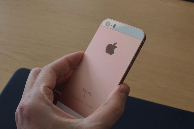 Bề ngoài, máy giống hệt iPhone 5s nhưng có thêm màu vàng hồng.