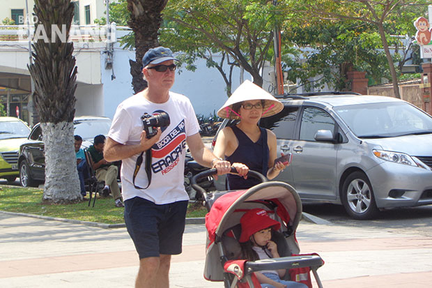 Ngày càng nhiều du khách đến với Đà Nẵng là câu trả lời thiết thực nhất về kết quả làm du lịch của người Đà Nẵng. Ảnh: Q.T