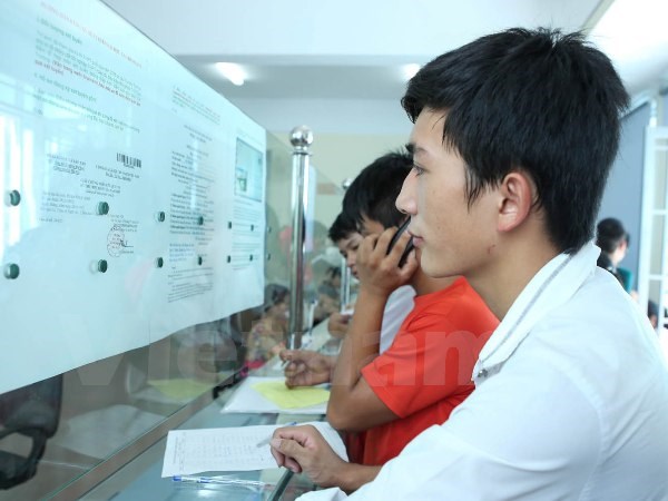 Thí sinh làm thủ tục xét tuyển tại Đại học Công nghiệp Hà Nội. (Ảnh: Lê Minh Sơn/Vietnam+)