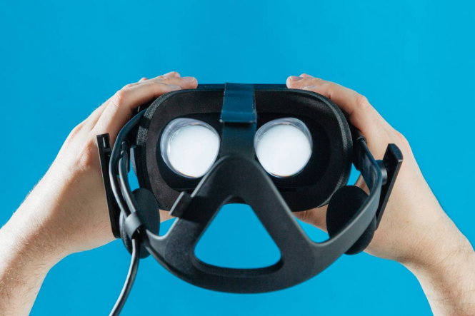 Oculus Rift nhìn từ mặt sau, hai kính cùng nhiều cảm biến tích hợp bên trong - Ảnh: Wall Street Journal