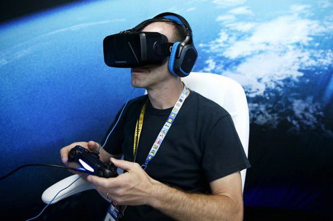Một người đang trải nghiệm game với Oculus Rift - Ảnh: Reuters