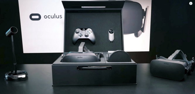 Bộ thiết bị Oculus Rift với tay cầm kết nối với Xbox, tay cầm điều khiển, cảm biến (đế đứng) nhận diện chuyển động, và kính đeo - Ảnh: YouTube/Tested