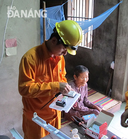 Tri ân khách hàng là hoạt động xây dựng văn hóa doanh nghiệp của Điện lực Liên Chiểu.  Trong Ảnh: Cải tạo hệ thống điện cho gia đình có hoàn cảnh khó khăn tại phường Hòa Minh.